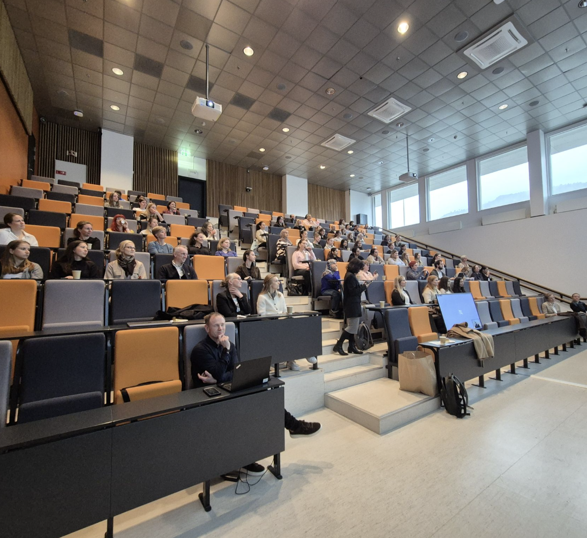 Publikum som følger foredraget til SheCodes Bergen